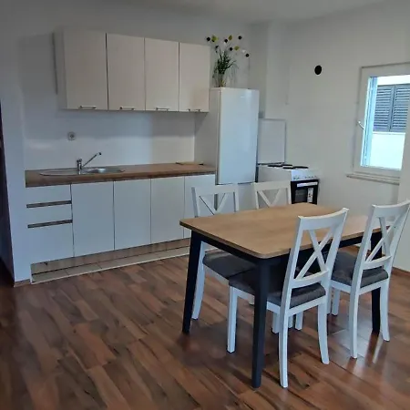 Apartman Pantan Τρογκίρ